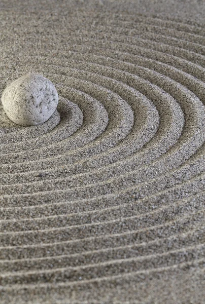 Piedras y una línea en la arena . — Foto de Stock