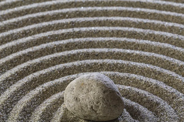 Piedras y una línea en la arena . — Foto de Stock