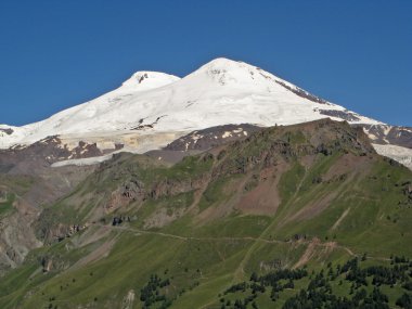 Dağlar Elbrus üst kısımları.
