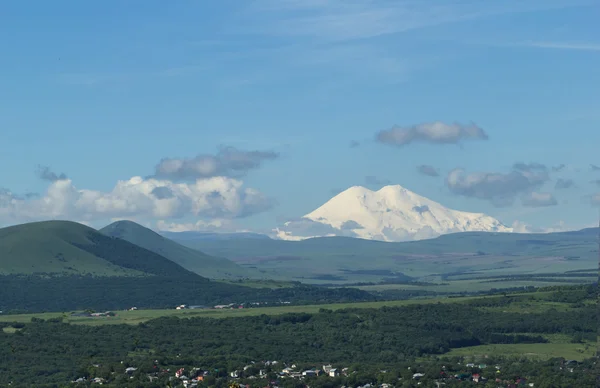 Cubierto de nieve Monte Elbrus . — Foto de Stock