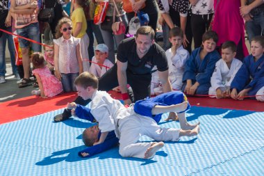 Genç judo güreşçiler 8-10 yıl gösteri performansına
