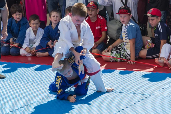 Giovani lottatori judo 8-10 anni sulla performance dimostrativa — Foto Stock