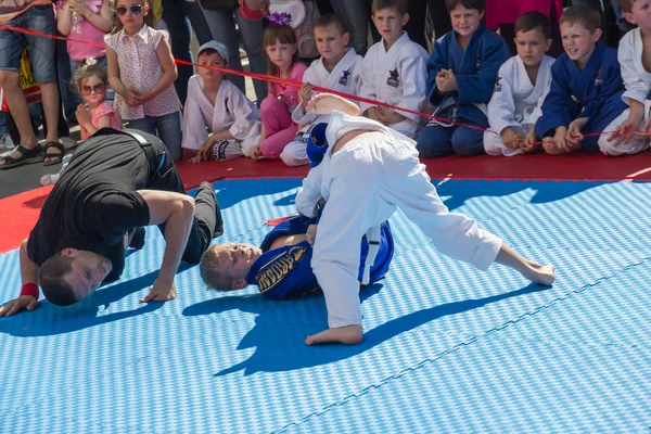 Giovani lottatori judo 8-10 anni sulla performance dimostrativa — Foto Stock