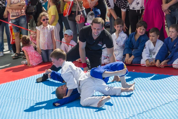 Ung judo brottare 8-10 år på demonstration prestanda — Stockfoto