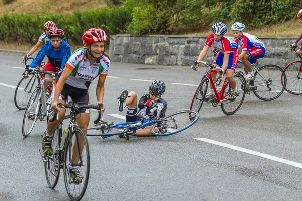 Upadek rowerzysta na drodze — Zdjęcie stockowe