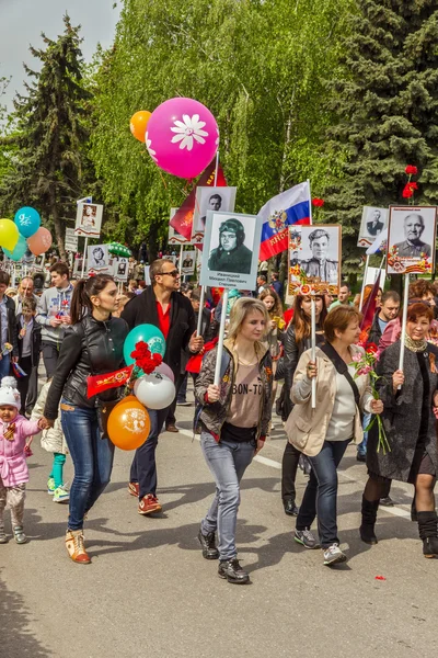 Eine festliche Demonstration zum Tag des Sieges. Pjatigorsk — Stockfoto