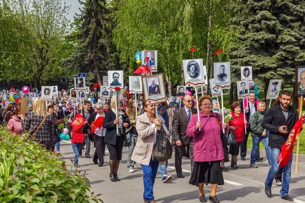  9 Mayıs. Zafer Bayramı. Ölümsüz alayın.