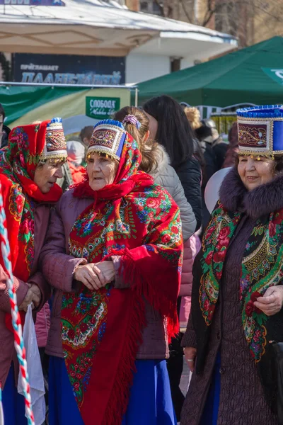 Пожилые дамы в народных костюмах . — стоковое фото