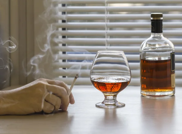 Brandy och röker cigaretter. — Stockfoto