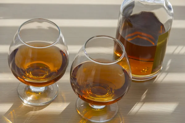 Bottiglia e due bicchieri di brandy . — Foto Stock