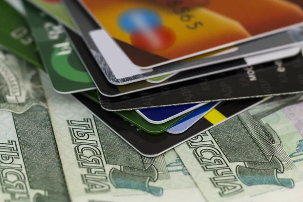 Dinero y tarjetas de crédito . — Foto de Stock