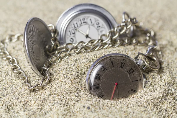 Taschenuhr mit Sand überzogen. — Stockfoto