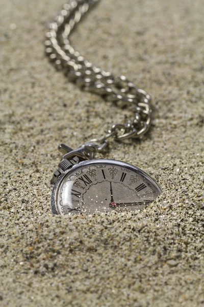 Vieille montre de poche sur le sable. — Photo