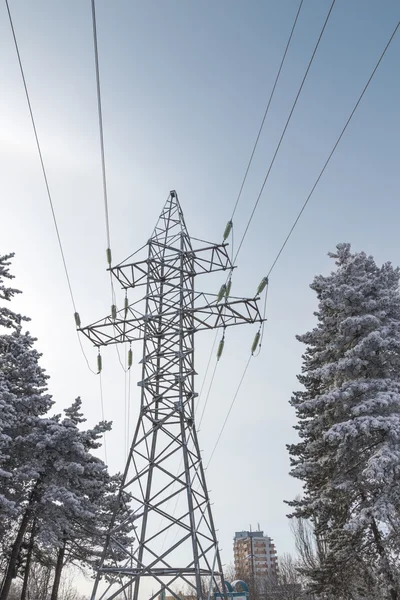 Stål stöd av högspänd elektrisk linje. — Stockfoto