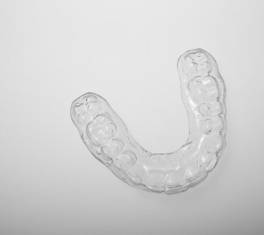 gri bir arka plan üzerinde saydam essix hizmetli