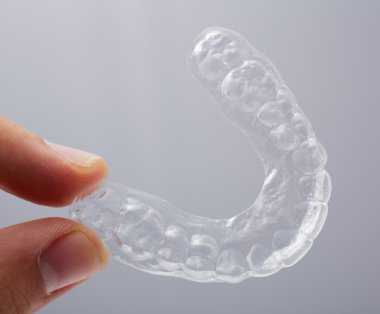 yarı saydam essix hizmetli tutan el