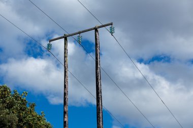 Mavi gökyüzü ve bulutlar karşı eski ahşap elektrik yazı