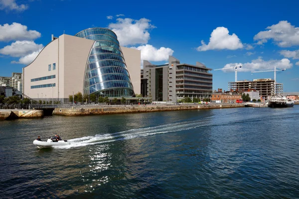 Noordelijke oever van de rivier de Liffey in Dublin City Center met Dublin Convention Center (Ccd) — Stockfoto