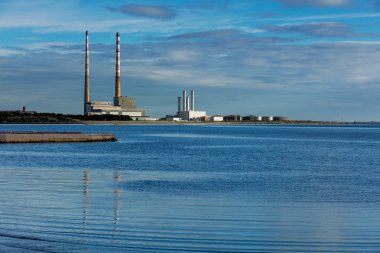 Dublin, İrlanda'nın Ringsend'in çevrenin Poolbeg bacaları