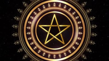 Çemberdeki beş köşeli yıldız sembolünün animasyonu, dönen altın mandala üzerindeki altın mistik pentagram, sihirli ezoterik titreşimli yıldız, video kusursuz döngü, siyah arkaplan