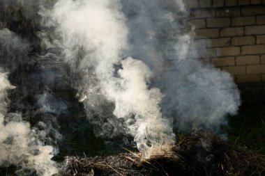 Boş, koyu siyah bir odanın arka planı. Boş tuğla duvarlar, ışıklar, duman, ışıltı, ışınlar
