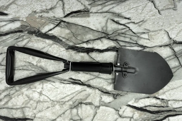 Katlanan kürek beyaz kesme kampı pudralığında izole edilmiş. .