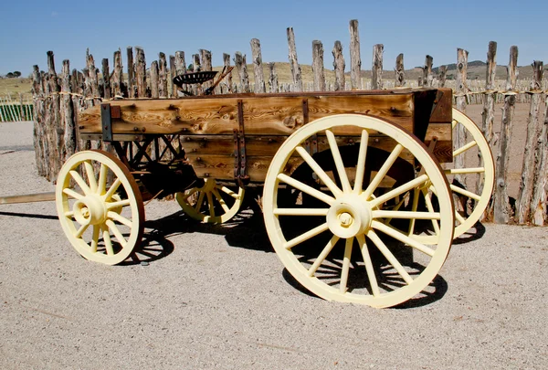 Vintage houten vracht ophalen wagen — Stockfoto