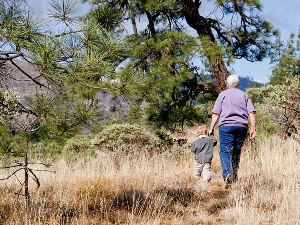 Senderismo con la abuela — Foto de Stock