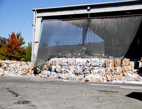 Belach i mounded recyklingu śmieci gotowy do transportu do ponownego wykorzystania instrumentu — Zdjęcie stockowe