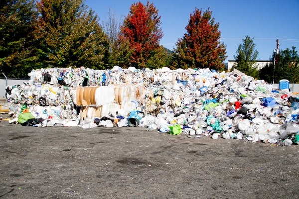 Belach i mounded recyklingu śmieci gotowy do transportu do ponownego wykorzystania instrumentu — Zdjęcie stockowe