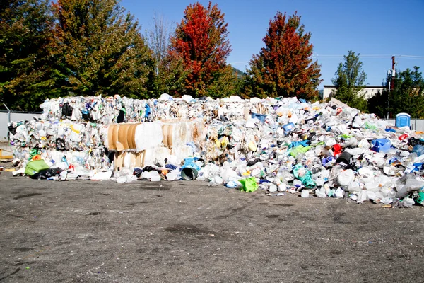 Basura reciclada embalada y montada lista para su transporte a instalaciones de reutilización Imágenes de stock libres de derechos