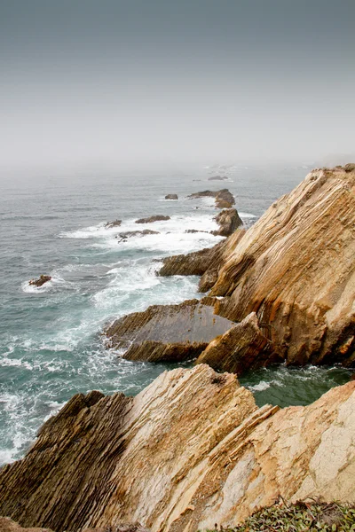 Olas en una costa nublada de calif — Foto de Stock