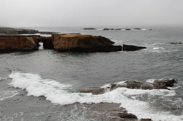 Olas en una costa nublada de calif — Foto de Stock