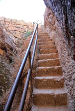 Taş adımları cliff yüzüne oyulmuş