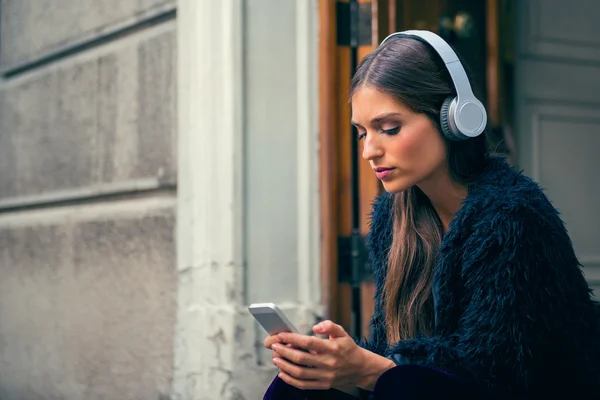 Frau hört Musik — Stockfoto