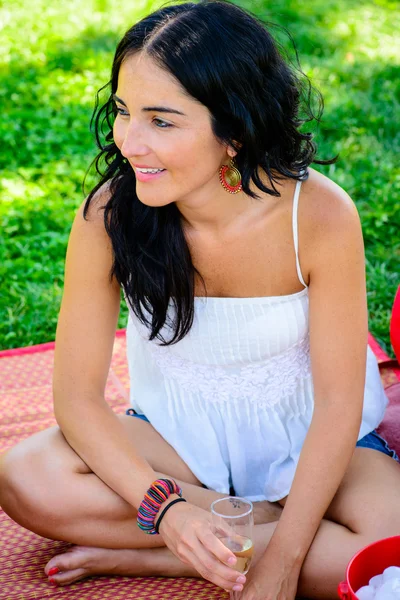 Mujer en el parque urbano . — Foto de Stock