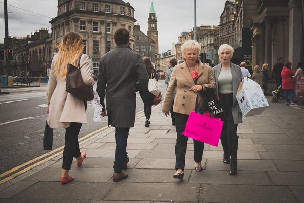 Lots of people crossing the road on the street, — Stock Photo, Image