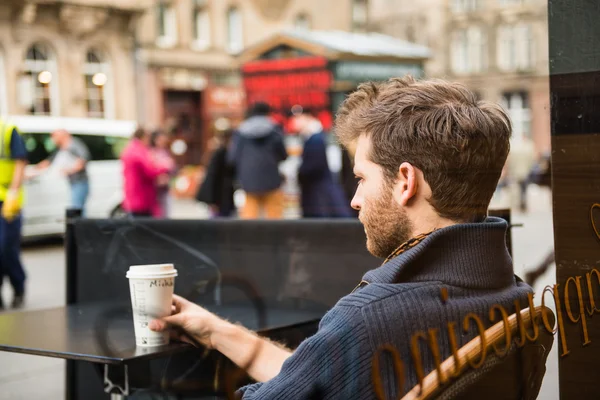 Мужчина пьет кофе в кафе — стоковое фото