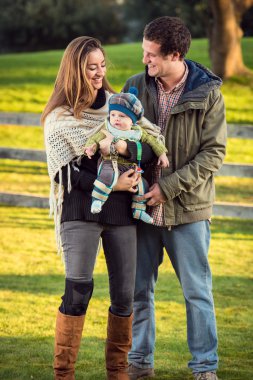 Genç ebeveynler ve oğulları.