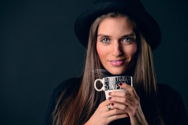 Sıcak kahve içen kadın.