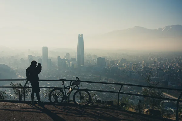 Sport photographer at the top of the hill — Stock Photo, Image