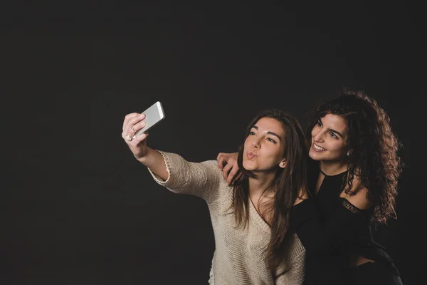 Freundinnen machen ein Selfie. — Stockfoto