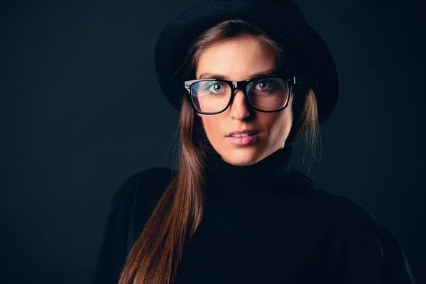 Mulher bonita usando chapéu preto — Fotografia de Stock