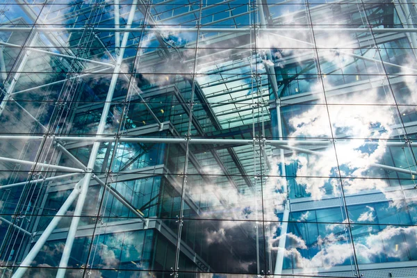 Ciel et nuages reflétés dans les fenêtres — Photo