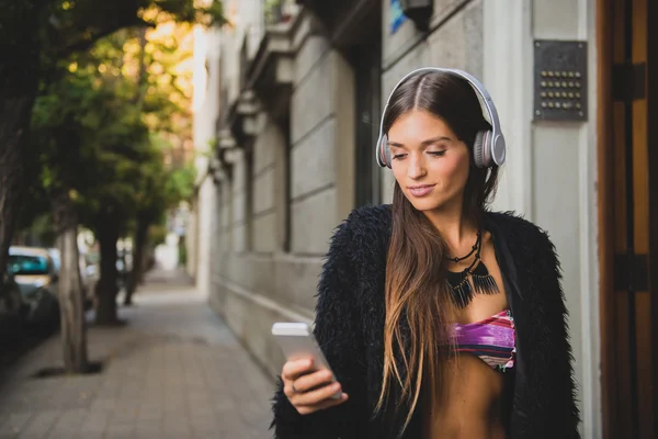 Young beautiful woman — Stock Photo, Image