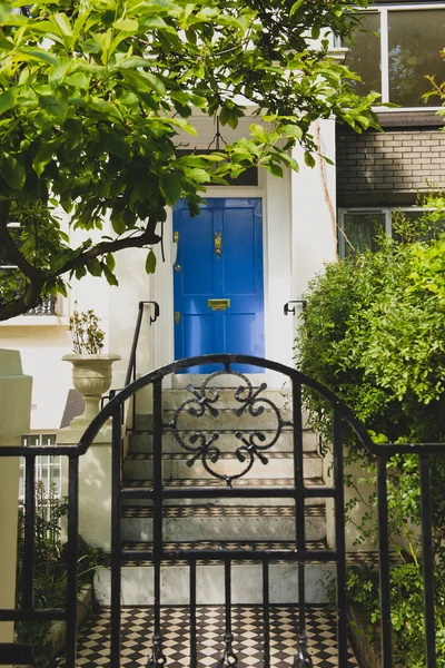Vita fasaden på huset — Stockfoto