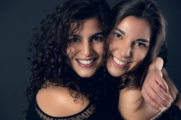 Dos hermosas hermanas abrazándose. — Foto de Stock