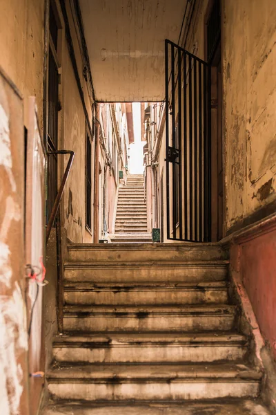 Velhas escadas na cidade de Valparaíso . — Fotografia de Stock