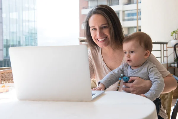 Μητέρα με τον γιο του ενώ εργαζόταν για το laptop — Φωτογραφία Αρχείου