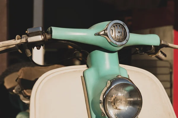 Şehirde klasik scooter var.